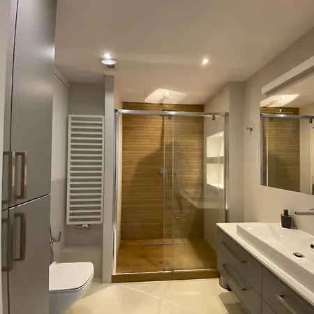 ~ Luxury Downtown Haven 아파트 *